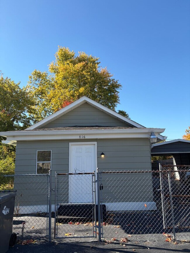 Building Photo - Newly remodeled 2-bedroom, 1-bathroom home...