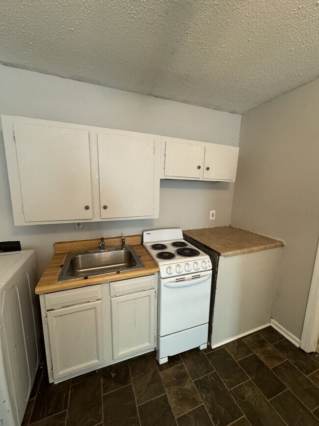 Building Photo - 2 Bedroom 1 Bathroom in Highland Park!