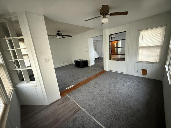 Building Photo - 906 E 9th St