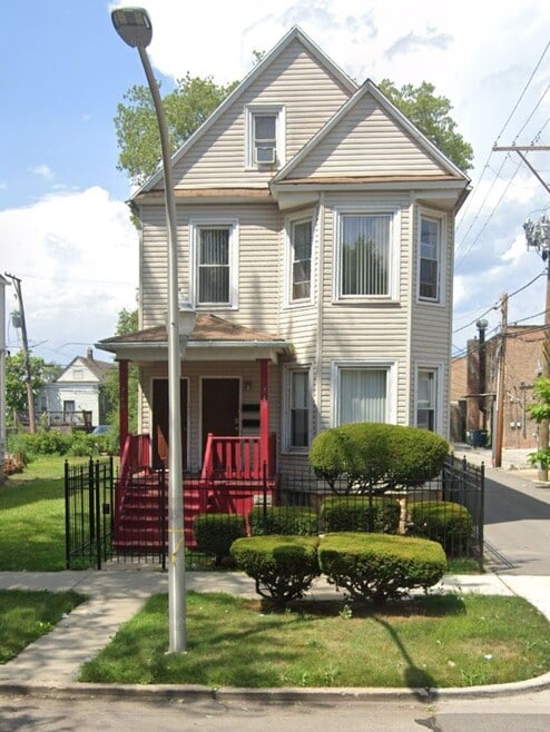 Building Photo - 740 E 90th St