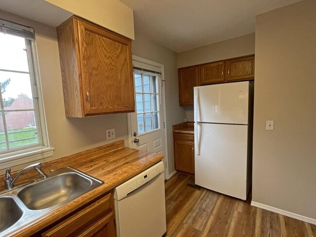 Building Photo - 3426 Queen Anne Way