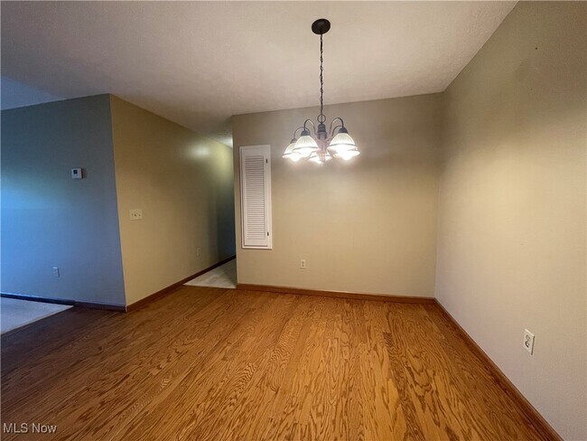Building Photo - 8591 Scenicview Dr