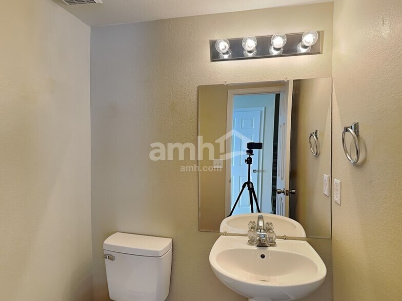 Building Photo - 21607 E 53rd Pl