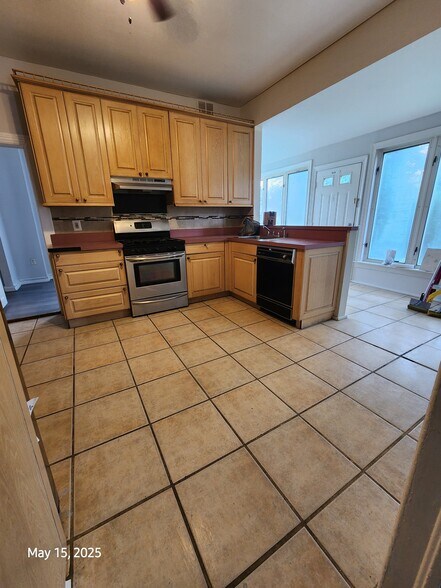 Eat-in Kitchen - 1775 Hamilton Ave