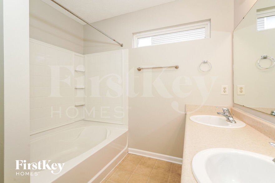 Building Photo - 3149 Monterey Dr