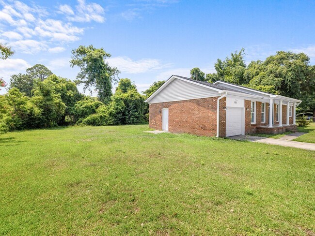 Building Photo - 103 Oakwood Ct