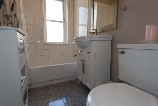 Building Photo - 4312 N Clarendon Ave