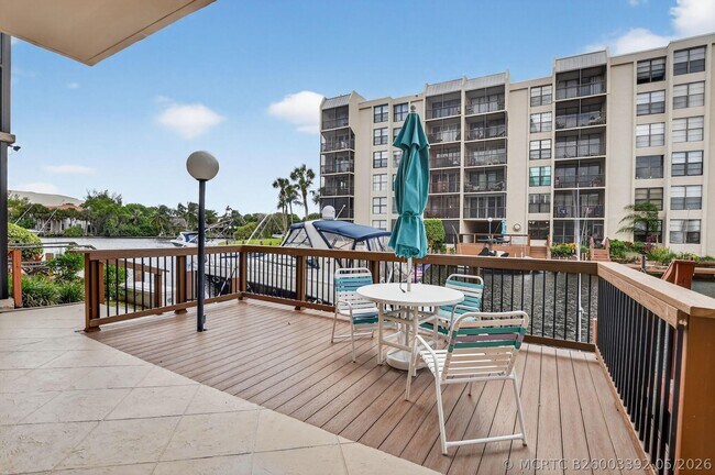 Building Photo - 8 Royal Palm Way