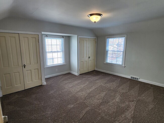 Building Photo - Shorewood 2 bedroom upper