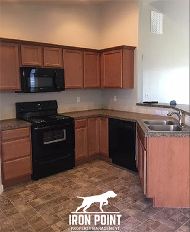 Building Photo - 4bed/2bath in Meridian w/vaulted ceilings,...