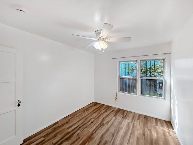Building Photo - Renovated 1B/1BA w/ Walk-In Closet & On-Si...