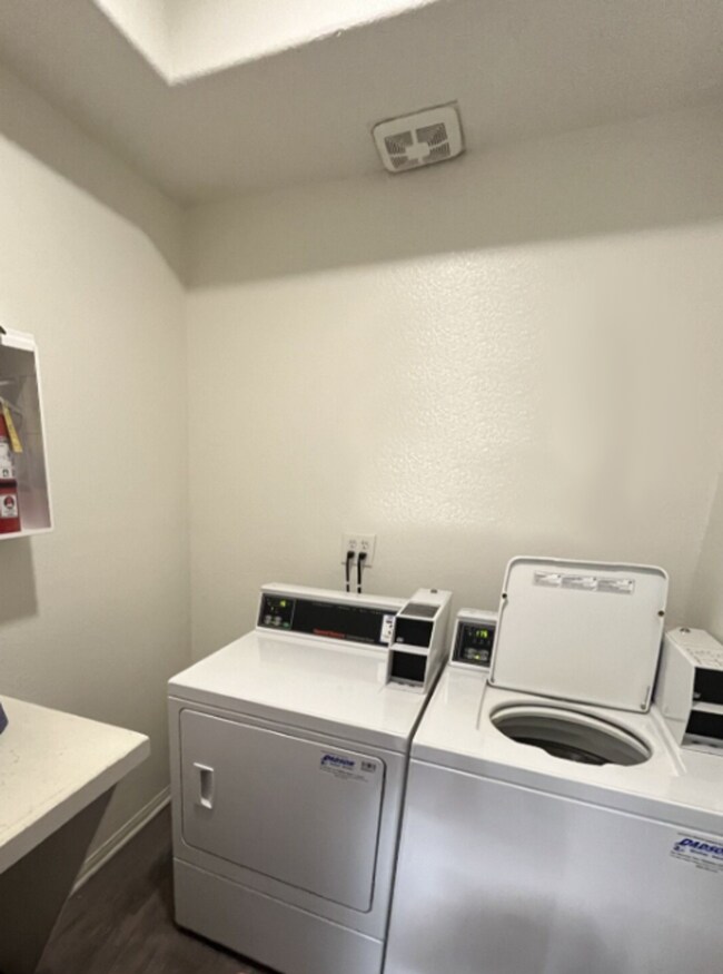 Building Photo - 114 North Doheny Drive