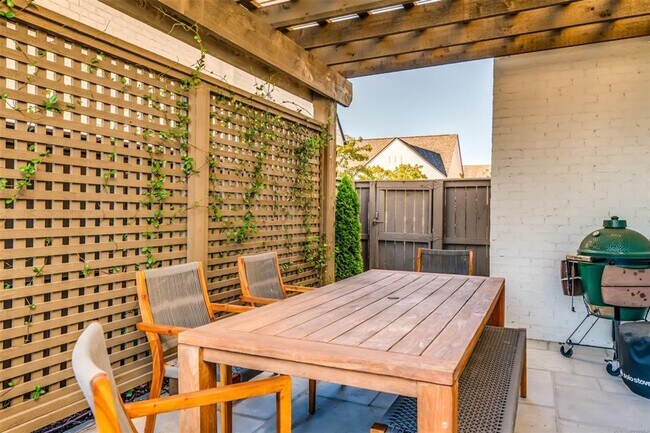Building Photo - Desirable Hampstead Living!