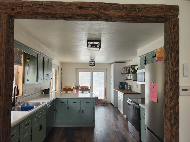 Looking into kitchen - 921 S Walden Ave