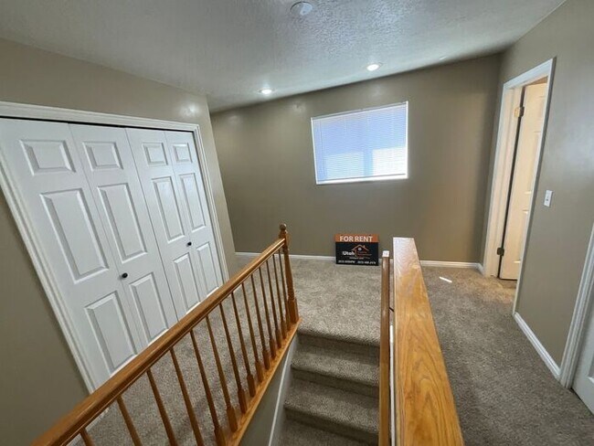 Building Photo - 3 bdrm 2 1/2 bath Townhome