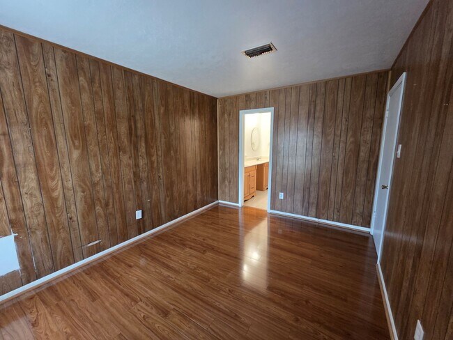 Building Photo - 2121 Redwood St