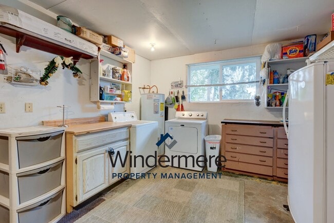 Building Photo - Fully-Furnished Cozy 3 Bedroom Home - Shor...