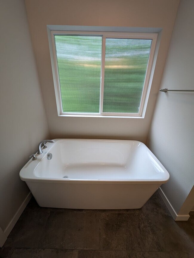 Building Photo - Pristine Bremerton 3 Bedroom Home AVAILABL...