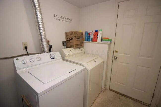 Building Photo - 2802-9 1/2 9 1/2 St N