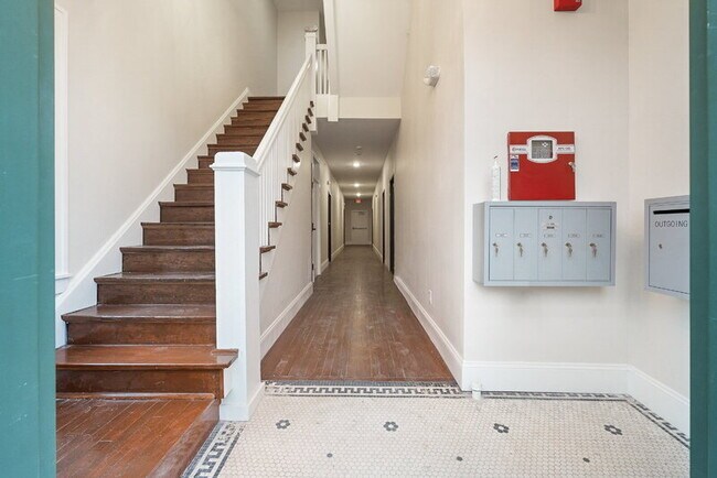 Building Photo - 702 20th St