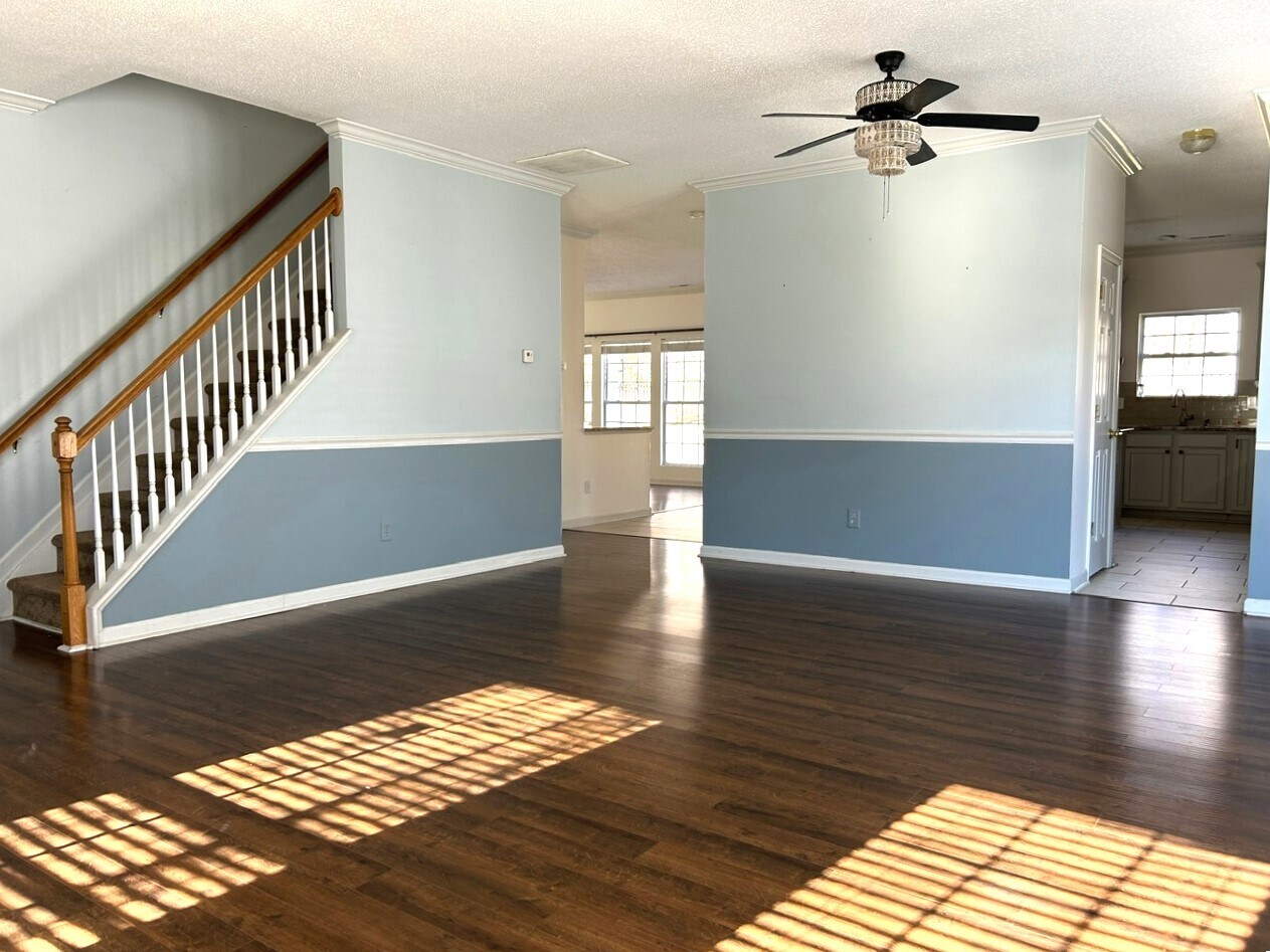 Spacious living room - 4505 Garden Club St
