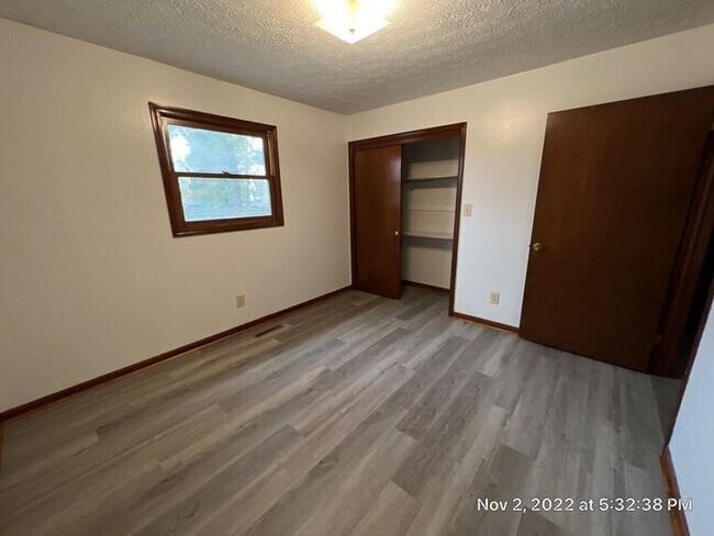 Building Photo - Large Whitehall Ranch Home