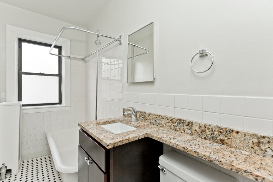 Building Photo - 5075 N Wolcott Ave