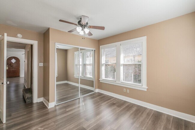 Building Photo - 2 bedroom 1 bath duplex in Arlington Heights