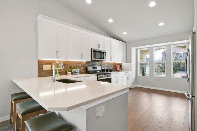 Building Photo - Beautiful "like new" home available for re...