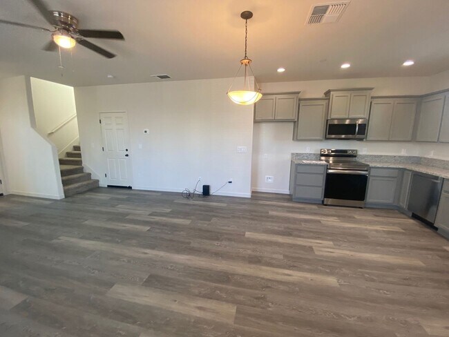 Building Photo - 3/2.5 home in Private Gated Community with Yard