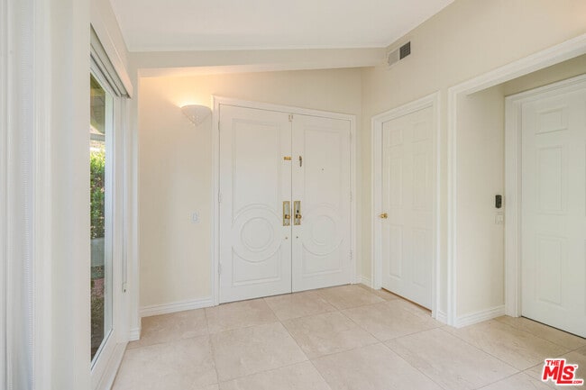 Building Photo - 1200 El Hito Cir
