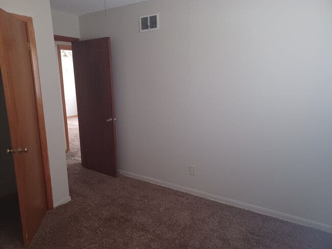 Building Photo - Spacious 3 bedroom / 1 bath home on South side