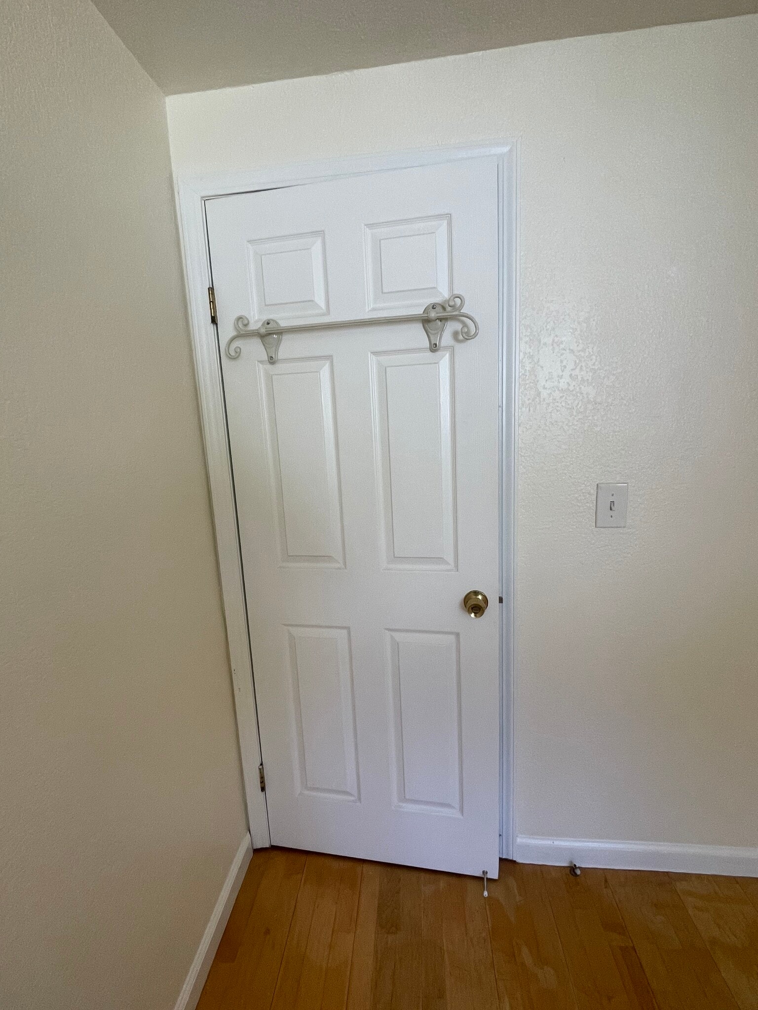 Coat Hanger Bedroom 2 - 15040 Los Gatos Blvd
