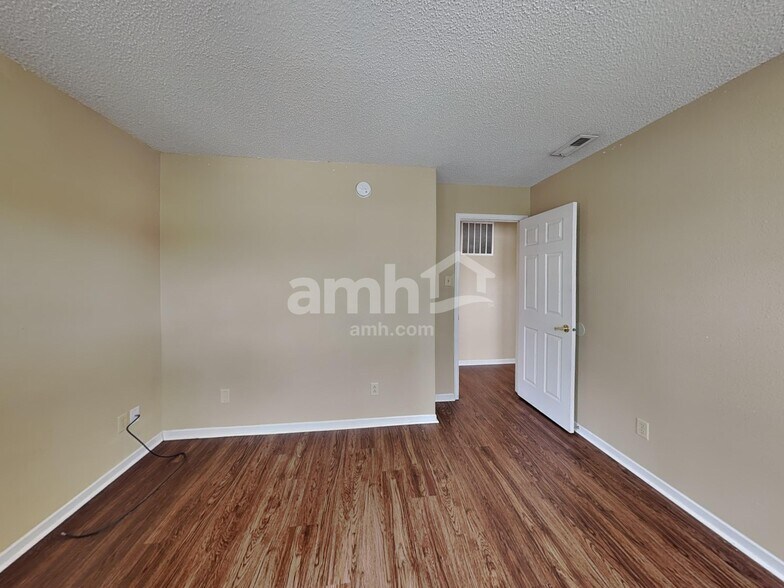 Building Photo - 1619 Howell Dr