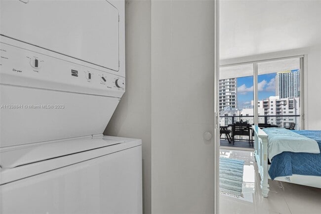 Building Photo - 1010 SW 2nd Ave