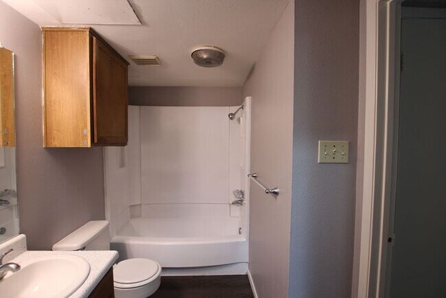 Building Photo - 1 Bed 1 Bath, Upstairs Apartment Unit at H...