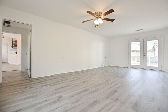 Building Photo - Pet Friendly Three Bedroom!