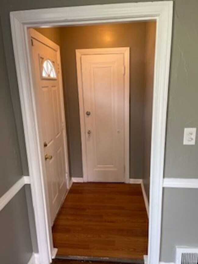 Building Photo - 3 bed 1 bath bungelow in Harper Woods with attached garage and basement