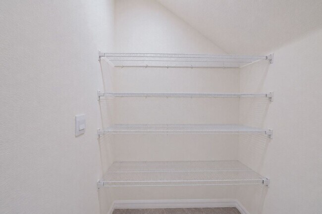 Building Photo - Like-New End-Unit 3 Bedroom Townhome