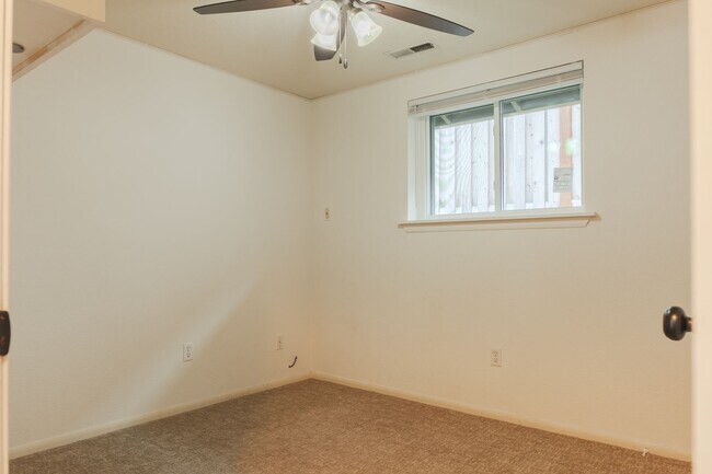 Building Photo - 3 Bedroom 1 Bathroom Rambler in NE Tacoma!