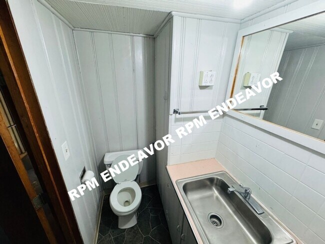 Building Photo - 3 Bed 1.5 Bath. Move in Ready! Deposit Fre...