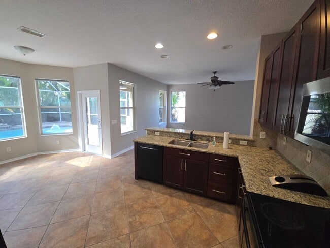 Building Photo - Newly Renovated 4/3 w/pool