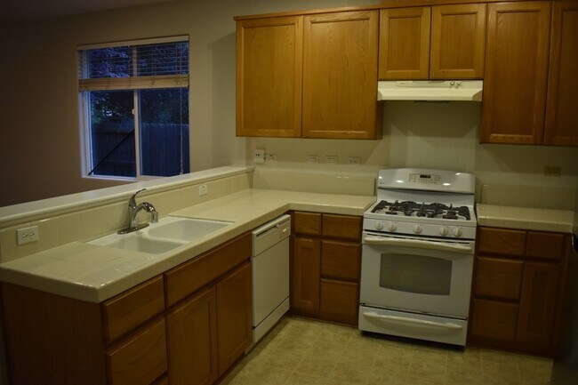 Building Photo - 570 Barclay Way