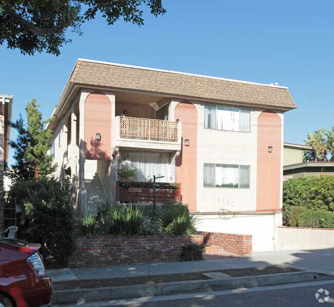 Building Photo - 2927 Arizona Ave - near Wilshire Blvd!