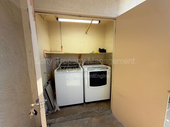 Building Photo - 450 W Vermont Ave