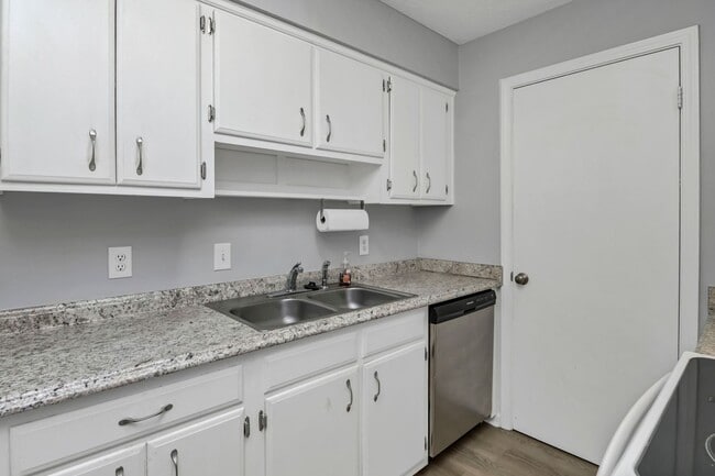 Building Photo - Walkable Downtown Lexington Living in Shadow Moss | Ground-Floor 2BR Retreat - Water sewer & tras...