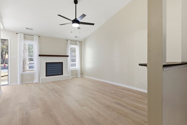 Building Photo - 2bed/1bath Duplex