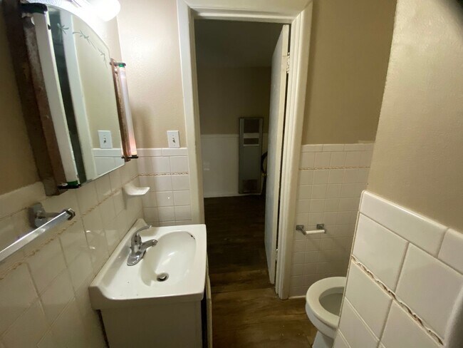Building Photo - Spacious, remodeled 4 Bed, 2 Bath Home in ...