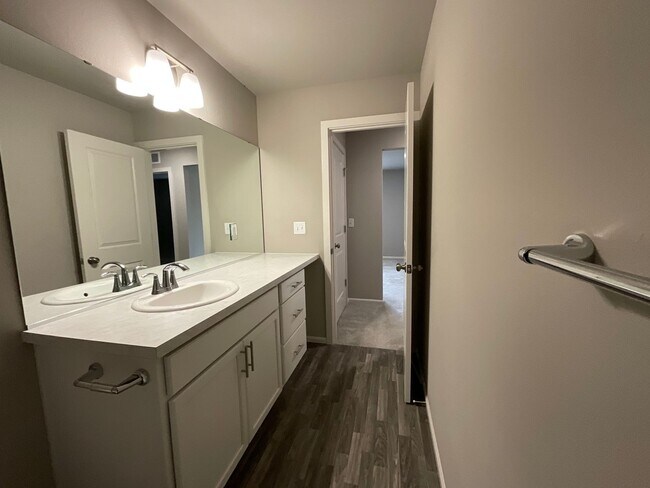 Building Photo - Beautiful 4 Bedroom, 2.5 Bath Home Availab...