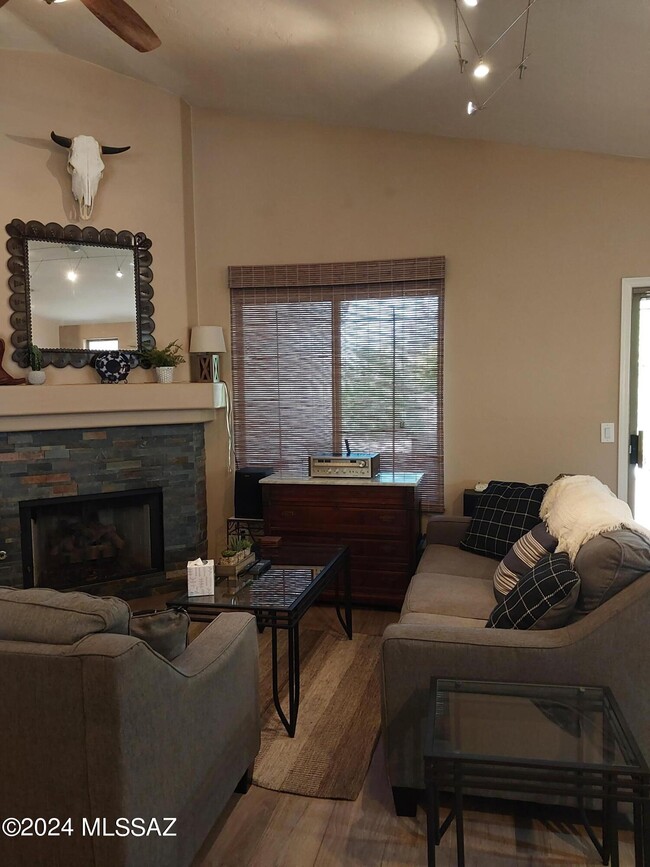 Building Photo - 9674 E Country Ct